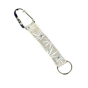 Silver weed keychain with carabine