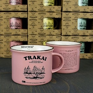 Mažas rožinės spalvos suvenyrinis puodelis Trakų salos pilis su istorija 150ml