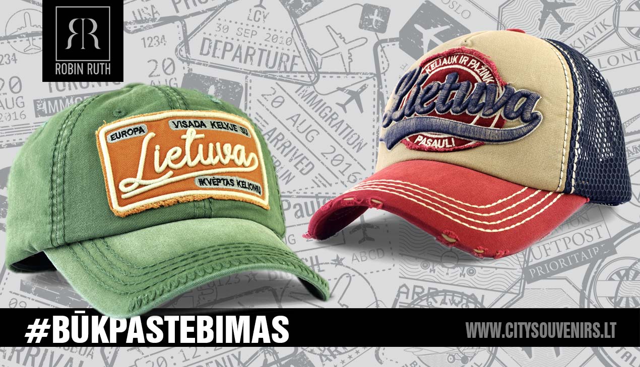 Dviejų spalvų Robin Ruth kelioninės kepurės su užrašais „Lietuva“ – viena žalia su užrašu „Visada kelyje“, kita – raudonai mėlyna su tinkleliu ir užrašu „Keliauju po pasaulį“.